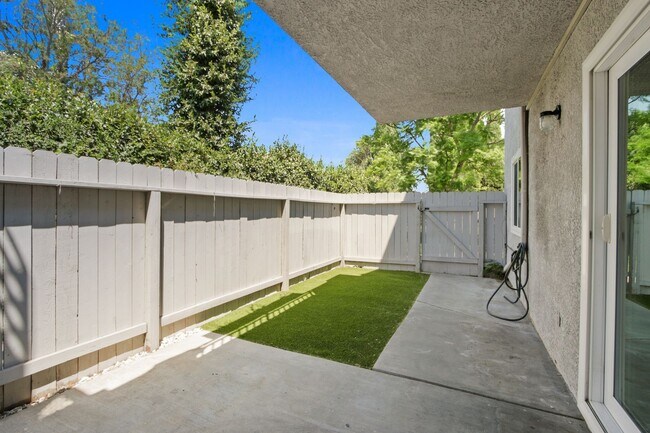 Building Photo - Beautiful 2-Bedroom, 2-Bath Condo in Prime Fullerton Location