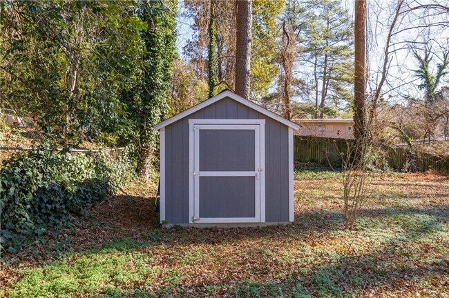 Building Photo - 1290 Glen Forest Way