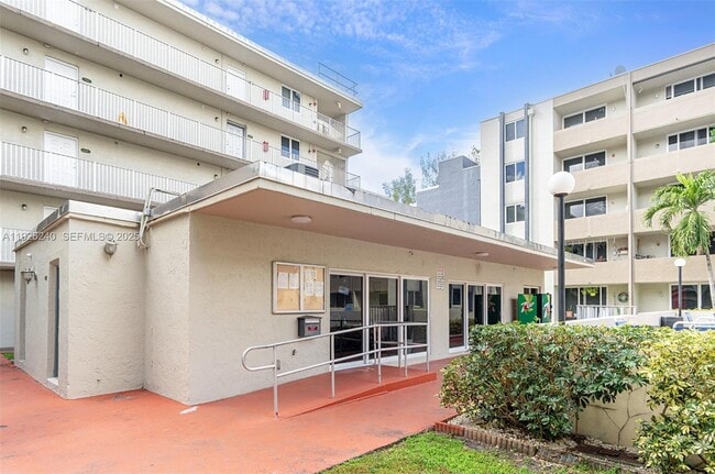 Building Photo - 10000 NW 80th Ct