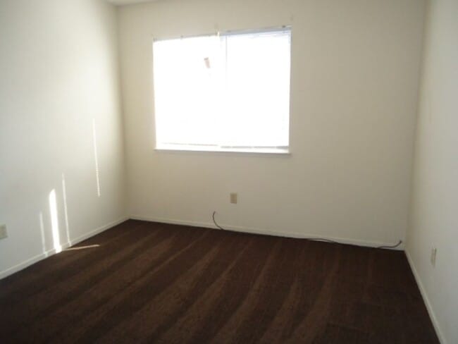 Building Photo - 3 Bedroom 2 Bath Westside Home