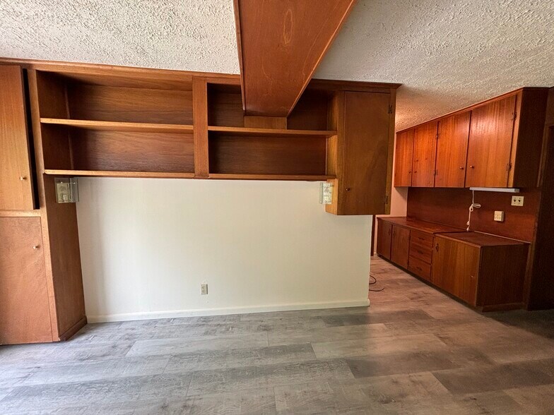 Building Photo - 823 N Oswego Ave