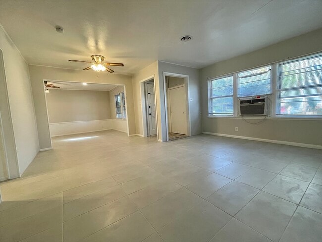 Building Photo - 1112 Southampton Dr