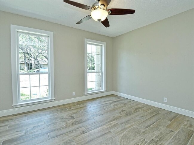 Building Photo - 4301 Balcones Woods Dr