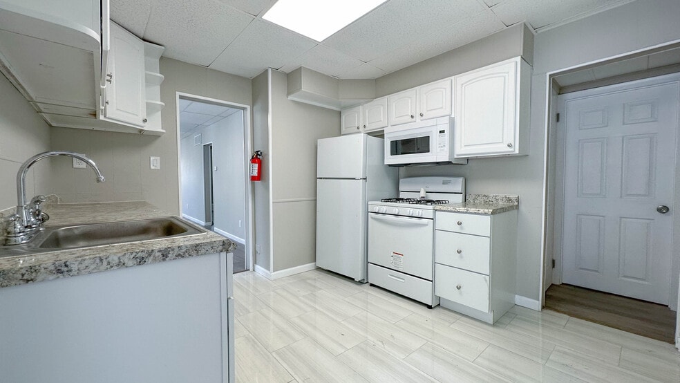 Building Photo - 808 E Main St