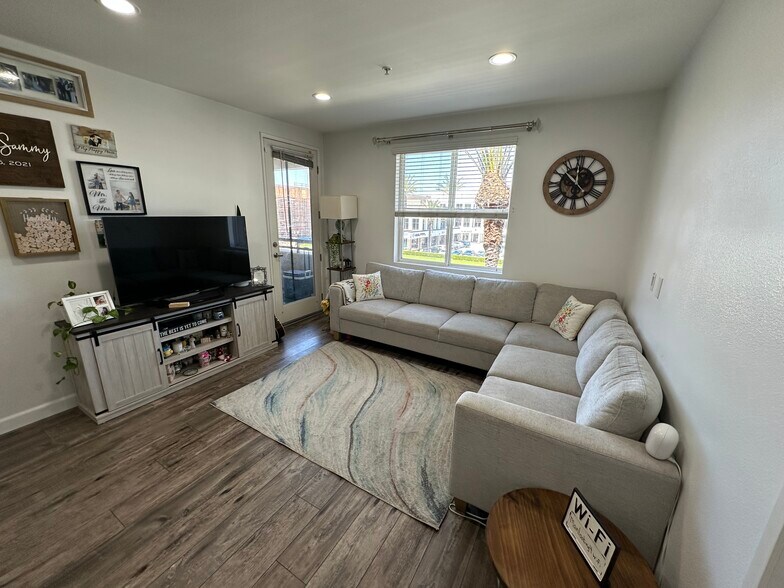 family room with access to balcony - 1336 Scholarship