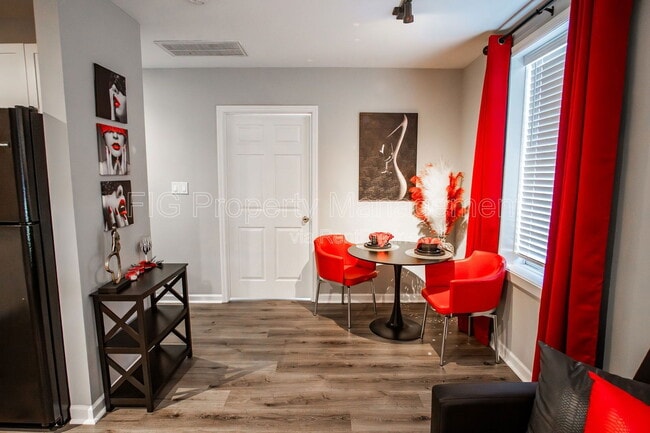 Building Photo - 413 W Depot Ave