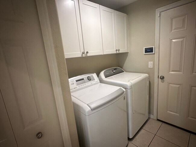 Building Photo - 4 Bedroom plus Den - 2 Bathrooms - 2 Car G...