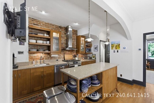 Building Photo - 1724 C St NE