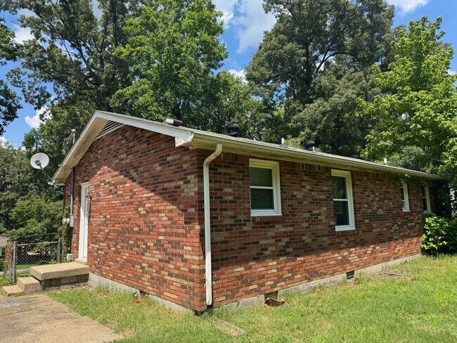 Building Photo - 1988 Laura Dr
