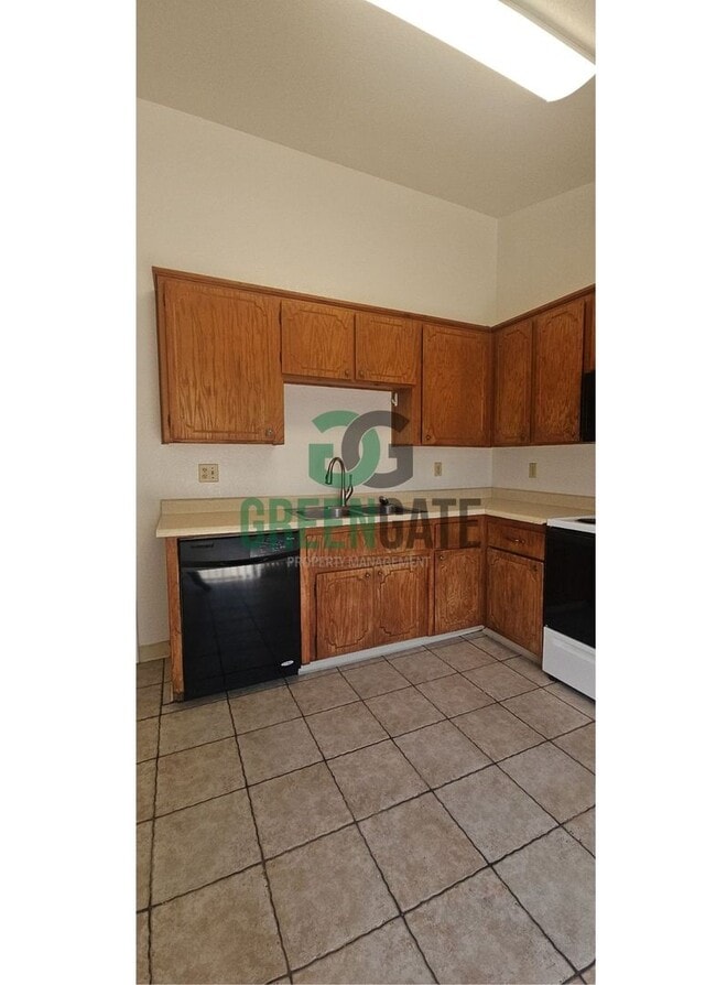 Building Photo - 3 BEDROOM 2 BATH HOME MOVE IN READY IN North MODESTO!