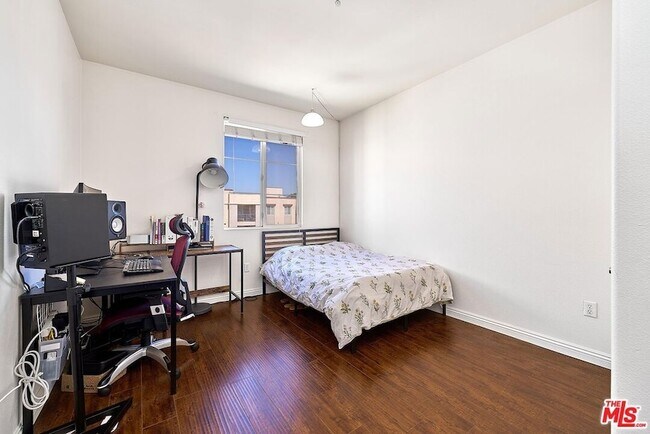 Building Photo - 360 W Ave 26