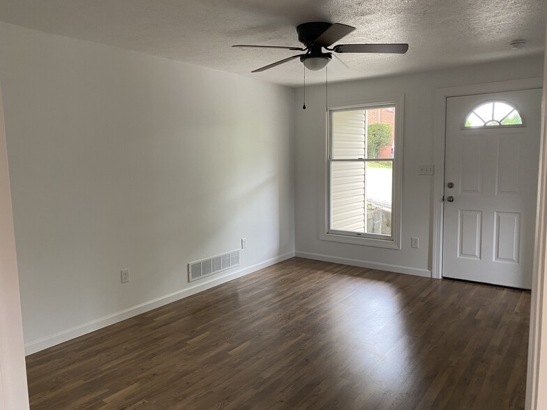 Living room - 5813 Grant St