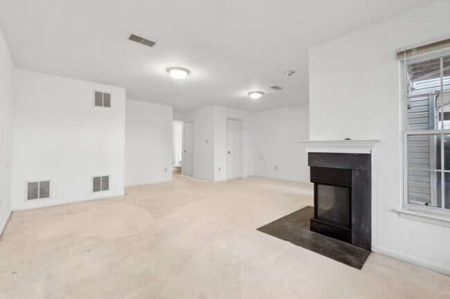 Building Photo - Wonderful Townhome