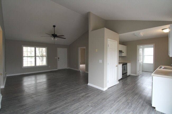 Building Photo - Lovely renovated 3 bedroom 2 Bath home in ...