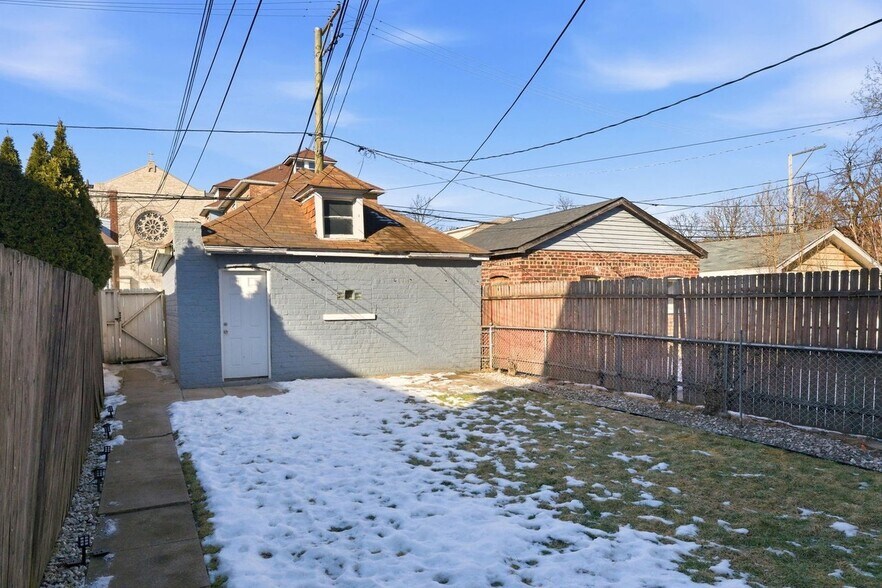 Building Photo - 8412 S Manistee Ave