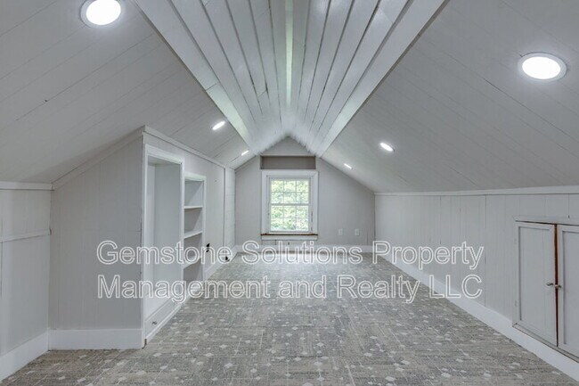 Building Photo - 1017 Jasperson Dr