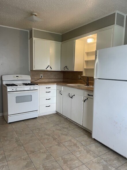 Kitchen - 318 N Onondago Ave