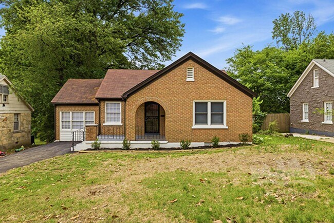 Building Photo - 755 E McKellar Ave