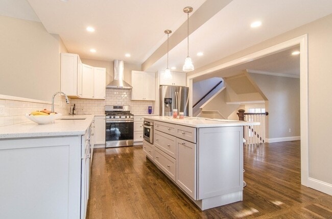 Building Photo - 718 Main St