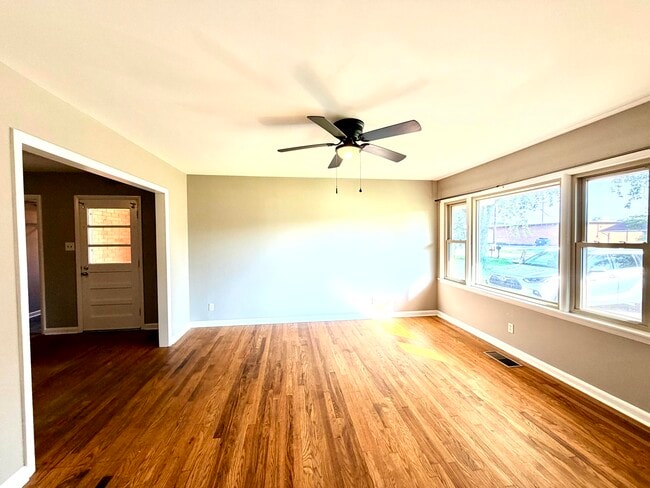Building Photo - 1711 Clarence Dr