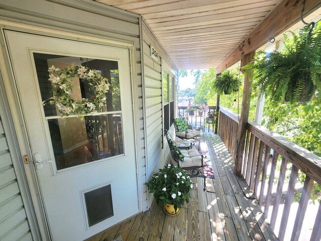 Building Photo - Top floor, corner unit condo off Shore Drive just two blocks from the bay!