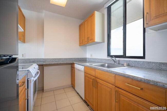 Building Photo - 2121 Ala Wai Blvd
