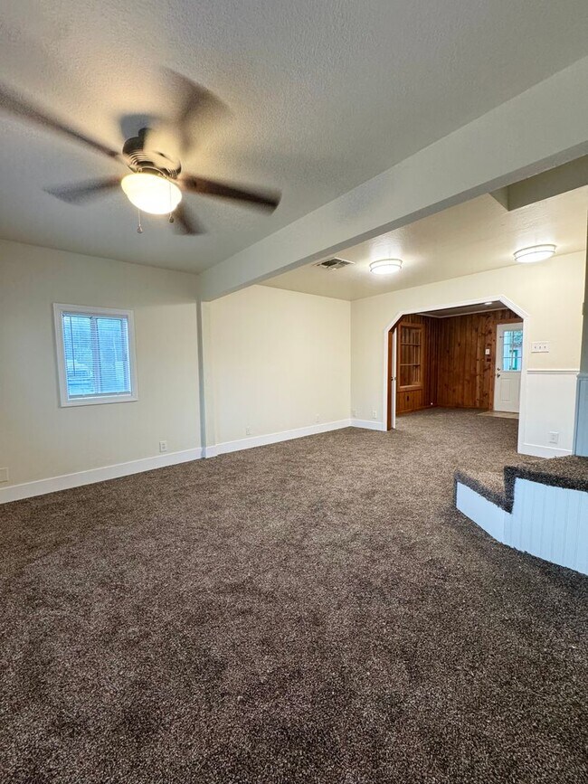 Building Photo - Spacious Country Home w/ HUGE SHOP!