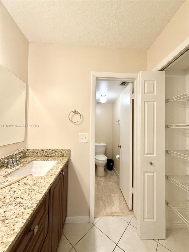 Building Photo - 227 Lakeview Dr