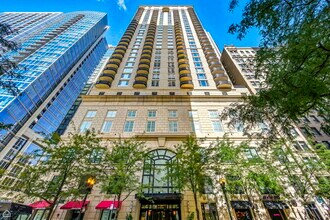 Building Photo - 10 E Delaware Pl