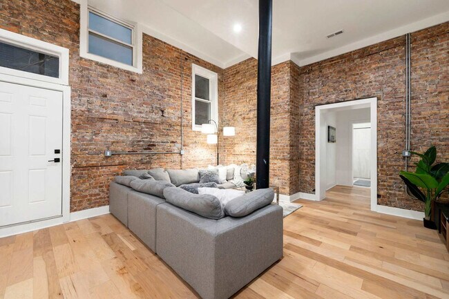 Building Photo - 1941 W Augusta Blvd