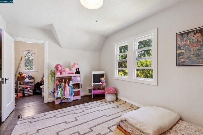 Building Photo - 1048 Leo Way