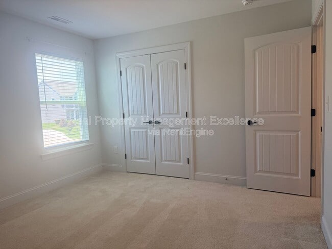 Building Photo - 16 Clear Creek Cir