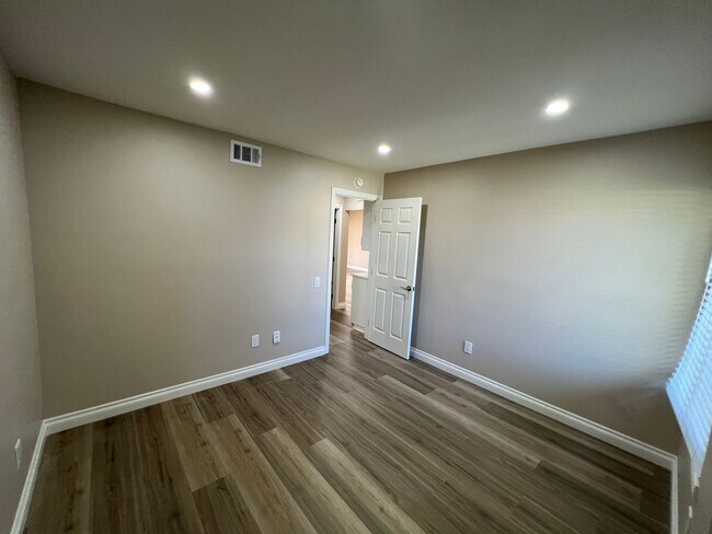 Building Photo - Updated 2 bed / 2 bath Capri in Leisure Vi...