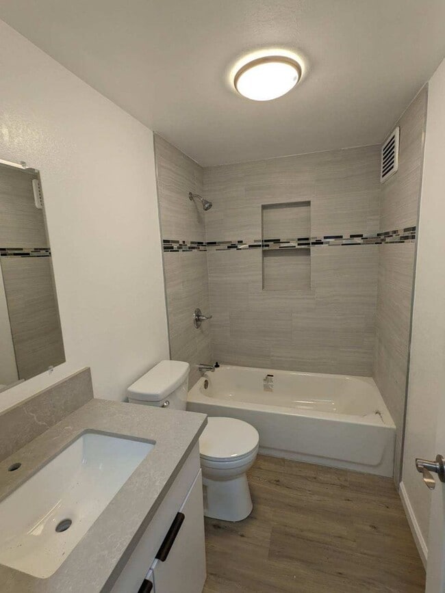 Building Photo - 2 Bedroom 1 Bath Townhouse w/ 1 Parking Stall.