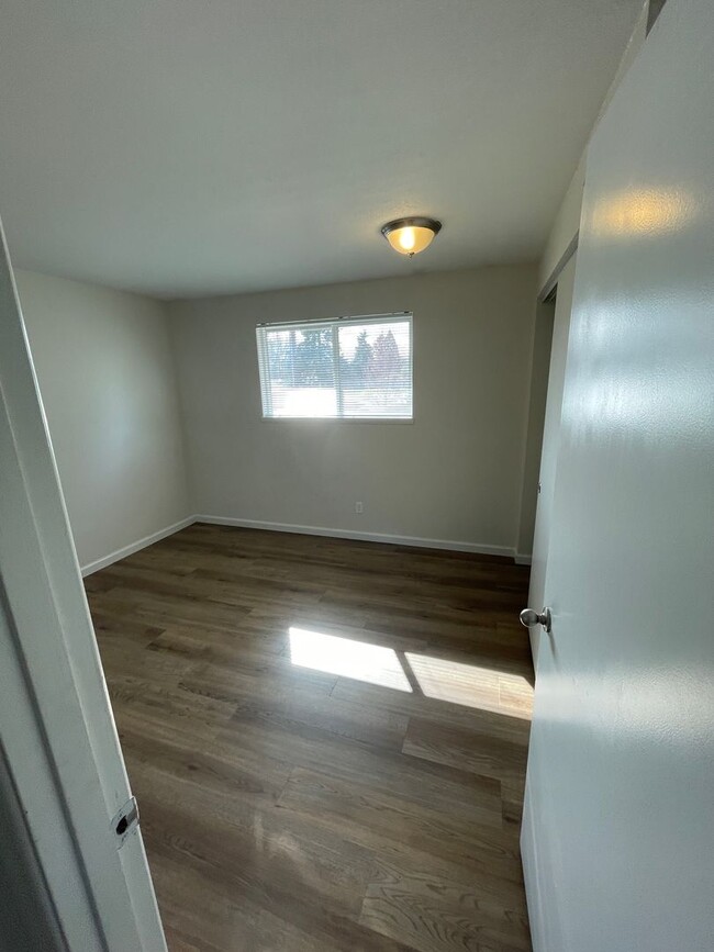 Building Photo - What the luxury of your OWN bathroom?