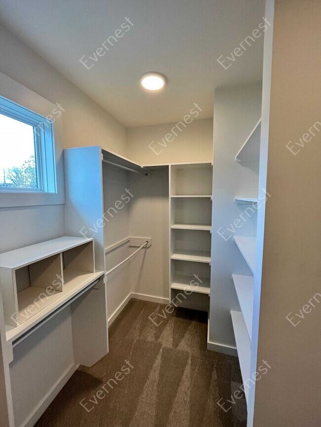 Building Photo - 4-Bedroom Home with Modern Comforts in a P...