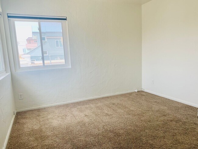 Building Photo - Live by the Beach! 2BD/1BA Mission Beach Apartment with Garage!