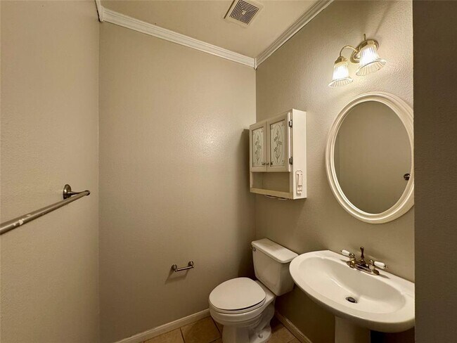 Building Photo - 701 Ranier Ln