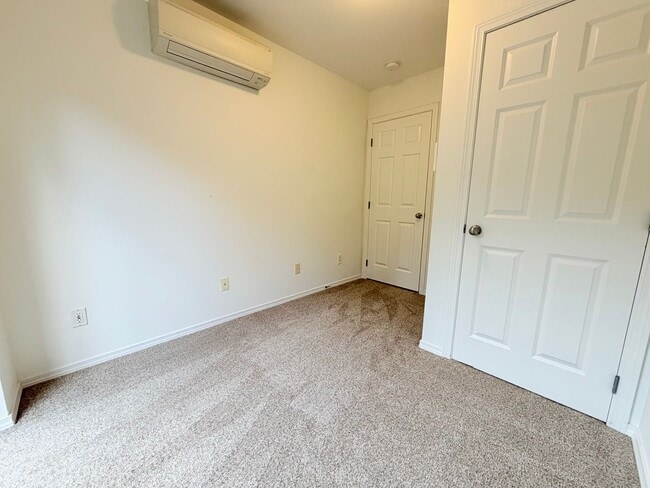 Building Photo - Lovely Ballard Townhome - Exceptional Location! AVAILABLE NOW!