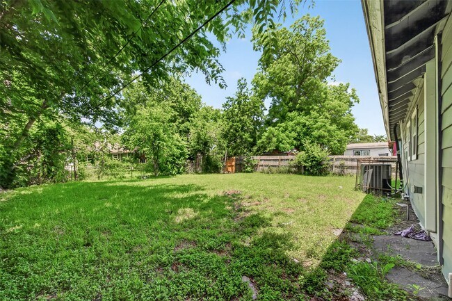 Building Photo - 3031 Groton Dr