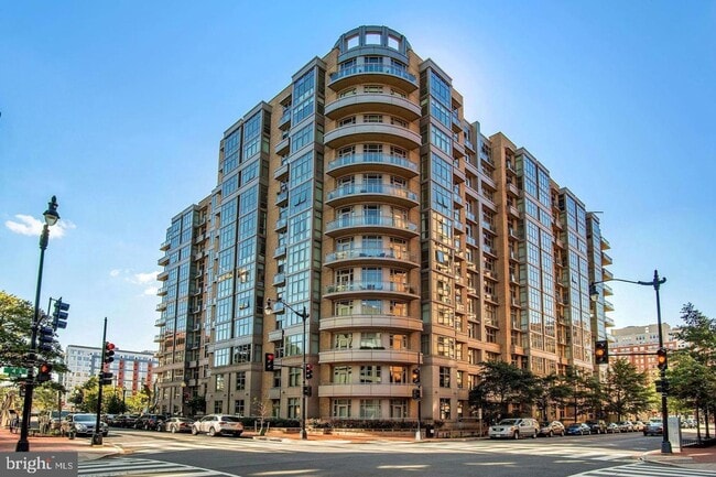 Building Photo - Incredible 11th Floor 2BR/2BA Condo (including reserved garage parking) in Vibrant Mount Vernon T...