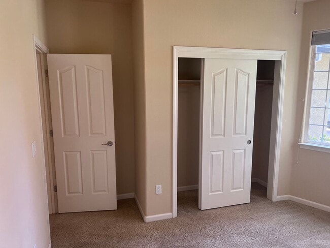 Building Photo - 3 bedroom, 2 bathroom house located in the desirable neighborhood