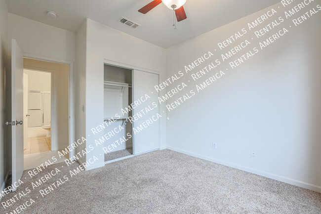 Building Photo - 885 W Caroline Ln