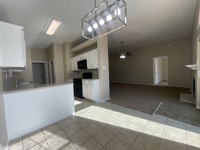 Building Photo - AVAILABLE NOW 3 Bedroom 2 Bath Home in For...