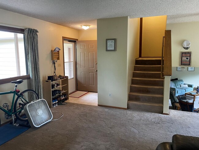 Building Photo - Central Location! 4 Bed 2 Bath House in Fort Collins