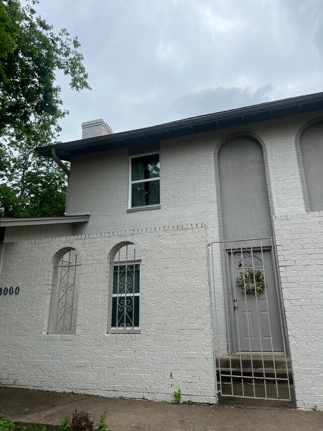 Building Photo - 8000 Sonnet Ave