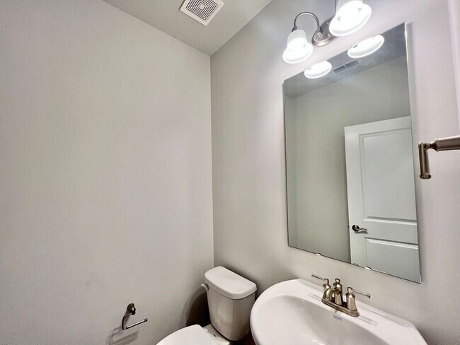 Building Photo - 812 McKenzie Pk Ter