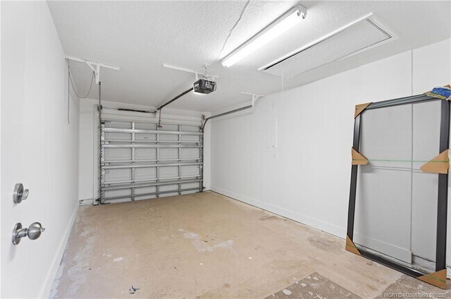 Building Photo - 3406 SW Feroe Ave