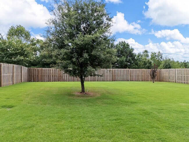 Building Photo - Beautiful 4 BR, 2 BA Home, 2 Car Garage wi...
