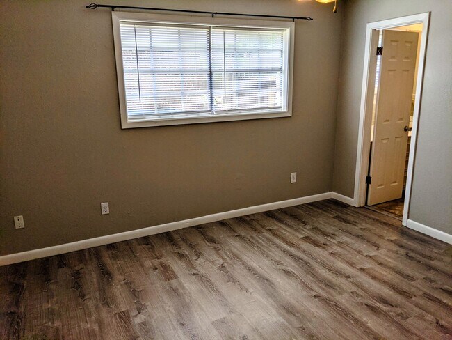 Building Photo - Central Lafayette Charmer